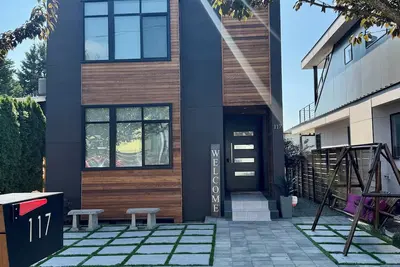 Image de Experience modern elegance in the best location Kirkland has to offer.