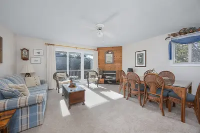 Image de 4215-The Duck Pond, a charming 2br condo in Duck, Nc with deck access and community pool.