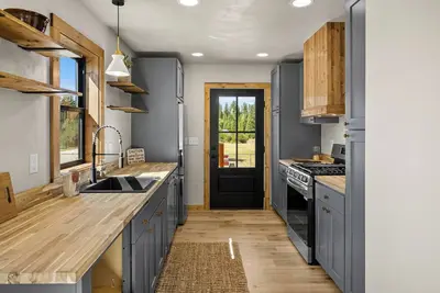 Image de Four Seasons Escape - Tiny home 3min away from lake & trails!