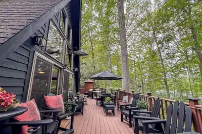 Image de Best outdoor amenities (2 dock slips, covered hot tub, sauna, pizza oven, more! )