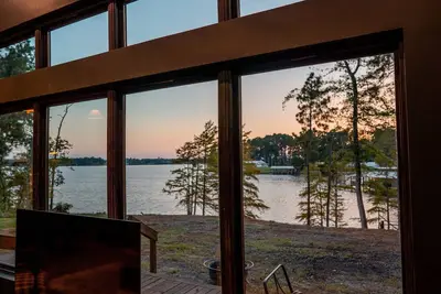 Image de Newly Renovated, Cozy Mid-Lake Cabin; Sleeps 10