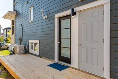 Image de Spacious Mahogany Retreat | 3 Bedrooms + 2 Baths