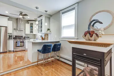 Image de 50 Yards to Short Beach: Ocean-View Apt w/ Deck!