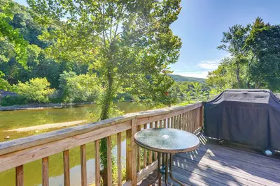 Image de Franklin Home w/ Deck, Creek Views: Walk to Shops