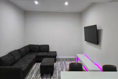 Image de Modern 2 bedroom 1 bathroom basement apartment