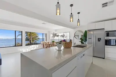 Image de Lakeside Luxury Buff Point