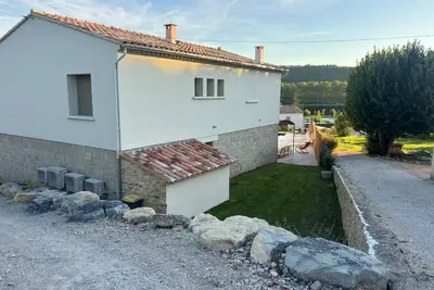 Image de Villa avec piscine privée, jardin et vue imprenable sur le paysage provençal