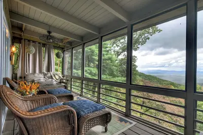 Image de Gorgeous mountain view cabin rental, hot tub, firepit, WiFi, pet-friendly