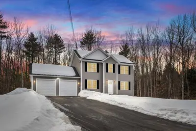 Image de 3-bedroom house in marvelous Ashburnham with Ac, fitness equipment, primary suite.