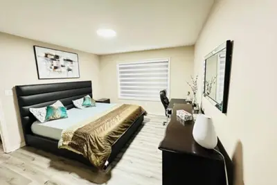 Image de Beautiful Central A/C home at Ellerslie with all amenities & Hwy with a Km away