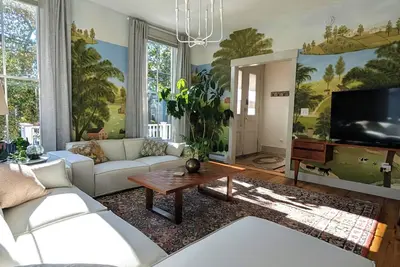 Image de Chic 3-bedroom house in Munjoy Hill with off-street parking.