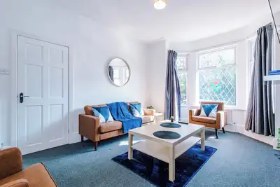 Image de *Large 4br House* | Pool Table | Free Parking | Ps4 + Games | Desk Space