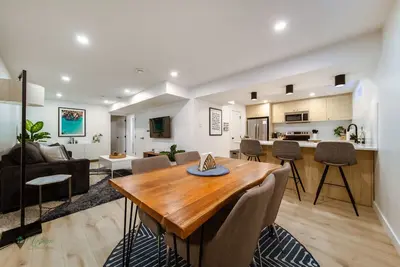 Image de Sleeps 6| Luxury Suite |Near Whyte Av & Dt|Netflix