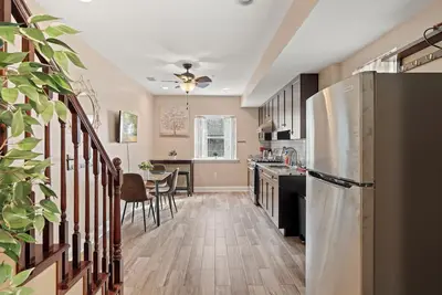 Image de Chinatown Bi-Level 2br Apartment + Basketball Court