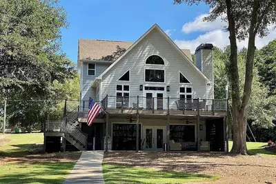 Image de Perfect family lakeside getaway w/ pickleball court. Slps 12, 2 docks, firepit