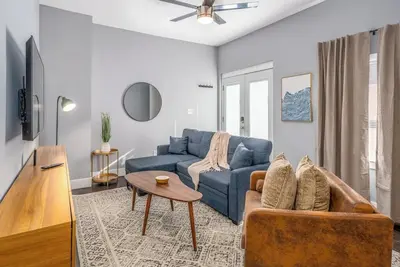 Image de Walnut Hills+5 min to Uc+Lux King Beds+Smart TVs+Fiber Wifi+Sleeps 6ppl