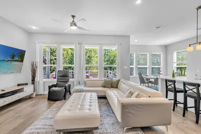 Image de Modern 4 Bed/King Bed/ Large Deck/ Gated/ Bbq Grill