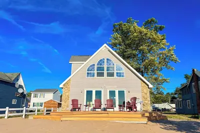 Image de Beachfront Peaceful 4 bedroom House at Sylvan Beach. Family Friendly Sleeps 10!