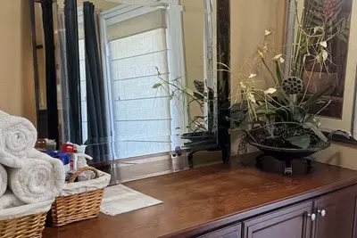 Image de Upstairs 2br Retreat / Balcony, Pool & Hot Tub