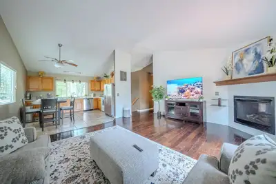 Image de Quiet retreat yet couple mins to Costco Walmart Target and all major shopping.