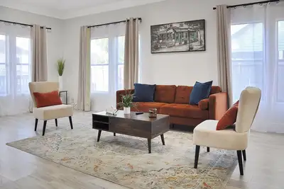 Image de Downtown 4 Bed/3 Bath - Office - Gated Parking