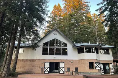 Image de Beautiful large home on private acreage - tours to forage mushrooms available!