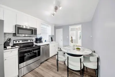 Image de Luxe 3br Escape • Game Room • Backyard Pergola • Fireplace • Free Parking