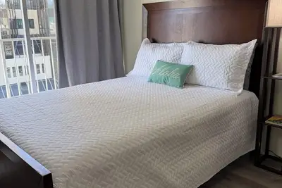 Image de Cozy Waikiki Apt with Free parking sleeps 4