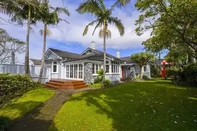 Image de Stylish Classic Retreat in Prime Epsom Location