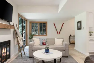 Image de New Listing! Escape to Nature in West Vail | Intimate Getaway with 2br & Fireplace, Updated & Bright