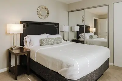 Image de 3br/3ba Combined Apartments Near Lucas Oil Stadium