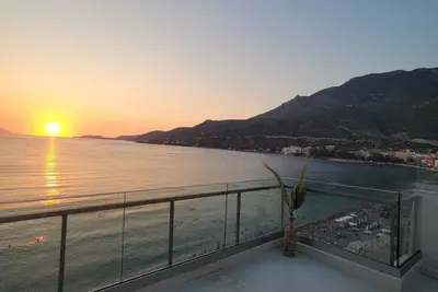 Image de Stylish Rooftop Retreat • Hot Tub • Loutraki Beach