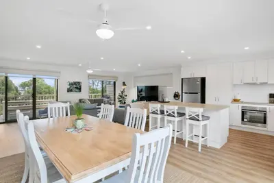 Image de Cowes Family Retreat: Walk to Beach, Shops & Cafes – Large Yard for Kids!