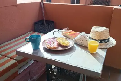 Image de Elegant apartment with terrace and private patio, just 300 meters from the beach.