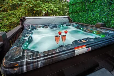 Image de Luxe Sleeps14 - Fenced/Game Room/Fire Pit/Hot Tub; 10 min to Ashville, Biltmore