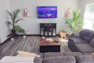 Image de 4br/2bh w/ Firepit + Hammock + Game Room, near downtown Wilmington + Beach