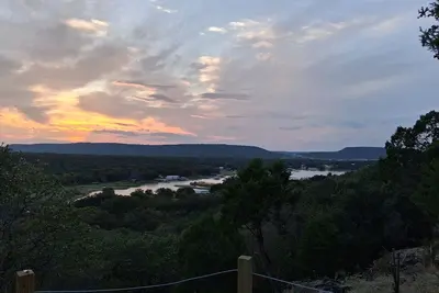 Image de Secluded Rv on mountain bluff overlooking lake with large deck. Hiking &biking