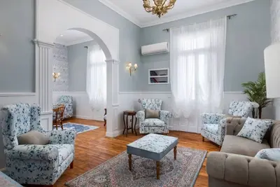 Image de `Downtown Sunny Hideaway: Vintage, 7 Balconies`