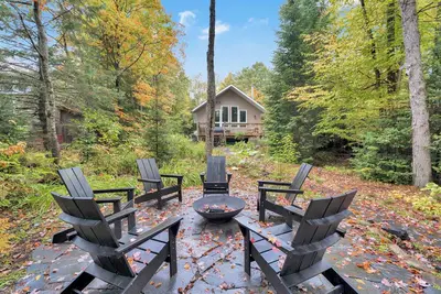 Image de Muskoka Waterfront Cottage w/ Canoes and Fire Pit