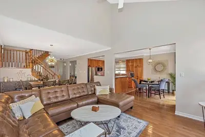 Image de Comfortable, chic, 4 beds house in Orleans, calm, family oriented neighbourhood.