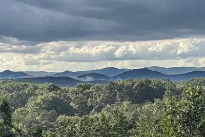 Image de Modern Mountain Retreat: Renovated 2br w/ Decks, Fire Pit & Views