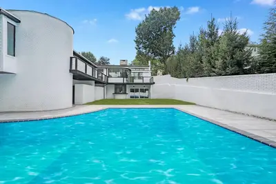 Image de Luxury 6br Contemporary Retreat with Pool, Gym & Dual Balconies – Near Nyc