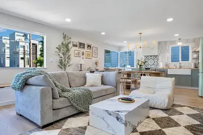 Image de New 2bd Trendy Suite with Free Parking and Ac