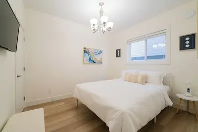 Image de Royal Pacific Suite - modern, clean, spacious retreat.