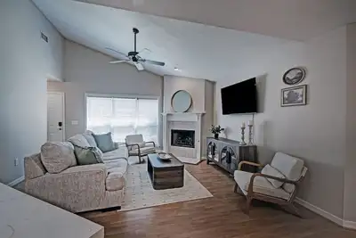 Image de Contemporary Retreat near Lakeshore