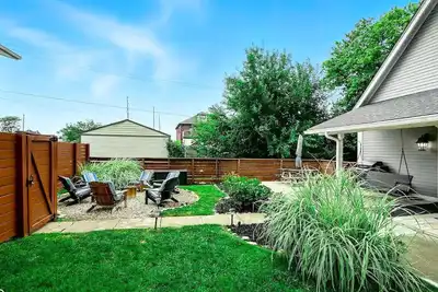 HotTub~Gym~Fire Pit~5 Min to Mass Ave~Spacious for Groups~Indianapolis