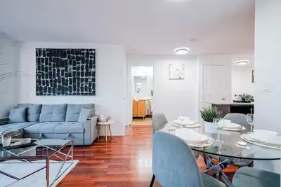 Image de Elegant 2br/2ba 1 free Parkng Condo | Heart of Mississauga Square one YYZAirport