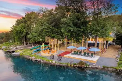 Image de Lakefront Resort-Style! Kayaks, Hot Tub, Fire Pit, Game Room