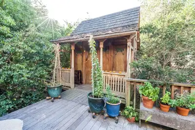 Image de Antique Indonesian Teakwood Cottage for a Romantic Getaway in Petaluma, California