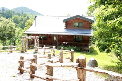 Image de Charming Cabin Rental with a Hot Tub and Fireplace in the Smoky Mountains